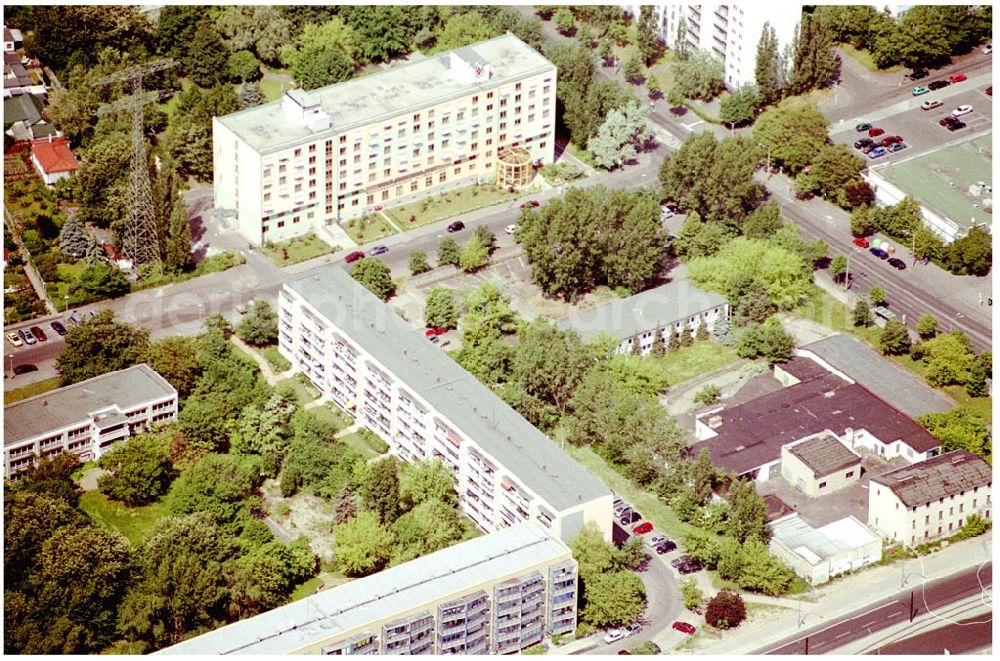 Berlin Lichtenberg from above - 31.05.2004 Berlin Lichtenberg, Blick auf die Gebäude der Möllendorfstraße 69-73, 10367 Berlin, der PRIMA Wohnbau Gesellschaft, PRIMA Wohnbauten Privatisierungs-Managemant GmbH Lichtenberg, Kurfürstendamm 32, 10719 Berlin, Tel.: 212497-0, Fax.: 2110170,