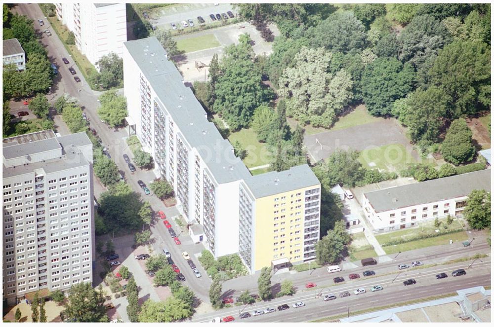 Aerial image Berlin Lichtenberg - 31.05.2004 Berlin Lichtenberg, Blick auf die Gebäude der Möllendorfstraße 69-73, 10367 Berlin, der PRIMA Wohnbau Gesellschaft, PRIMA Wohnbauten Privatisierungs-Managemant GmbH Lichtenberg, Kurfürstendamm 32, 10719 Berlin, Tel.: 212497-0, Fax.: 2110170,