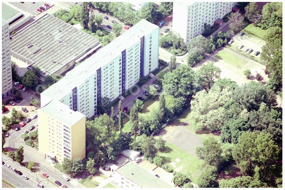 Aerial photograph Berlin Lichtenberg - 31.05.2004 Berlin Lichtenberg, Blick auf die Gebäude der Möllendorfstraße 69-73, 10367 Berlin, der PRIMA Wohnbau Gesellschaft, PRIMA Wohnbauten Privatisierungs-Managemant GmbH Lichtenberg, Kurfürstendamm 32, 10719 Berlin, Tel.: 212497-0, Fax.: 2110170,