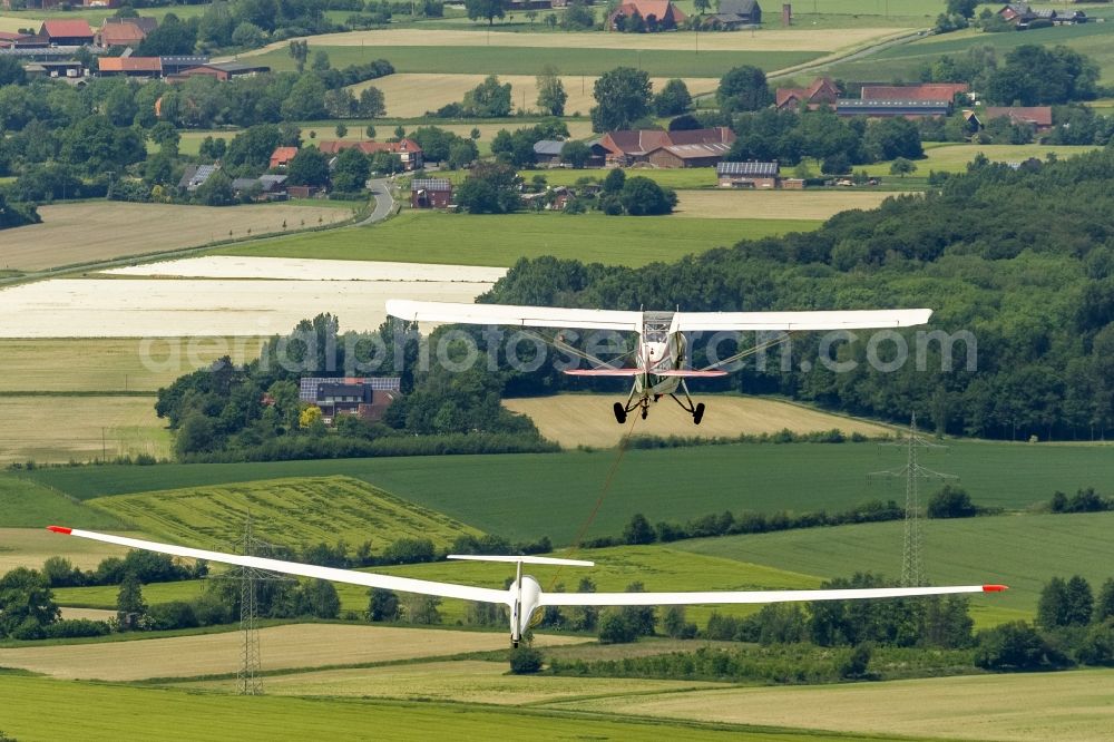 Aerial photograph Hamm - Aerotowing association with an Aeronca Champion 7GCB D ECVY as a tow plane and a power-seater sailplane DG 300 over Hamm in North Rhine-Westphalia