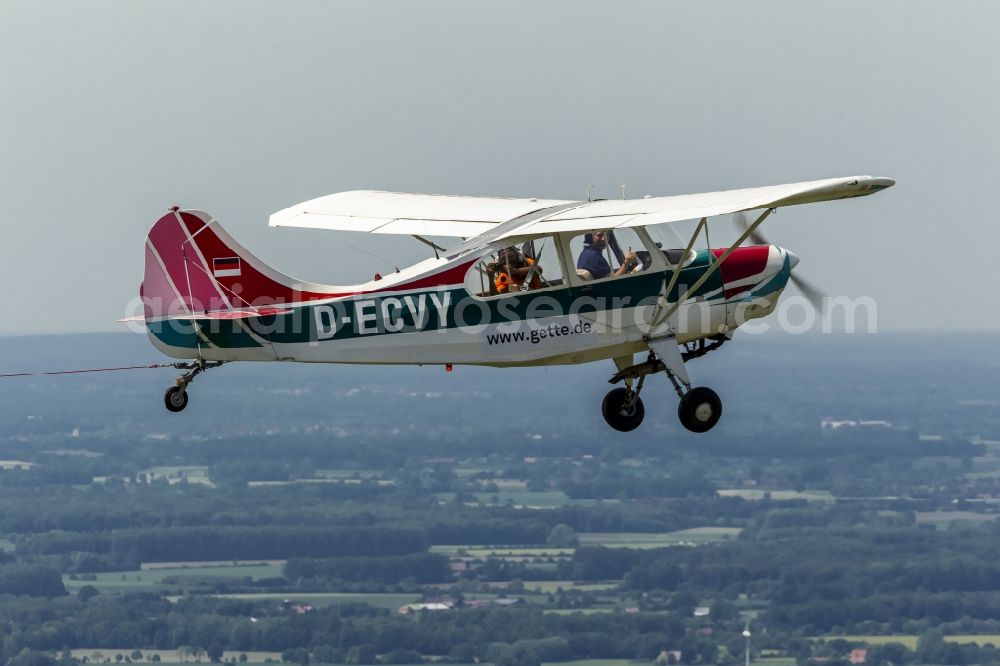 Aerial photograph Hamm - Aerotowing association with an Aeronca Champion 7GCB D ECVY as a tow plane and a power-seater sailplane DG 300 over Hamm in North Rhine-Westphalia