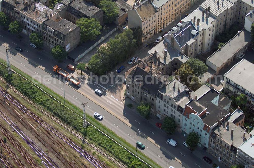 Halle (Saale) from the bird's eye view: Blick auf Volkmannstraße 4, mit dem Ruinengebäude (Flurstück-Nr. 2117/94, Flur 6). Gegenüber des Gebäudes führen Bahngleise entlang.