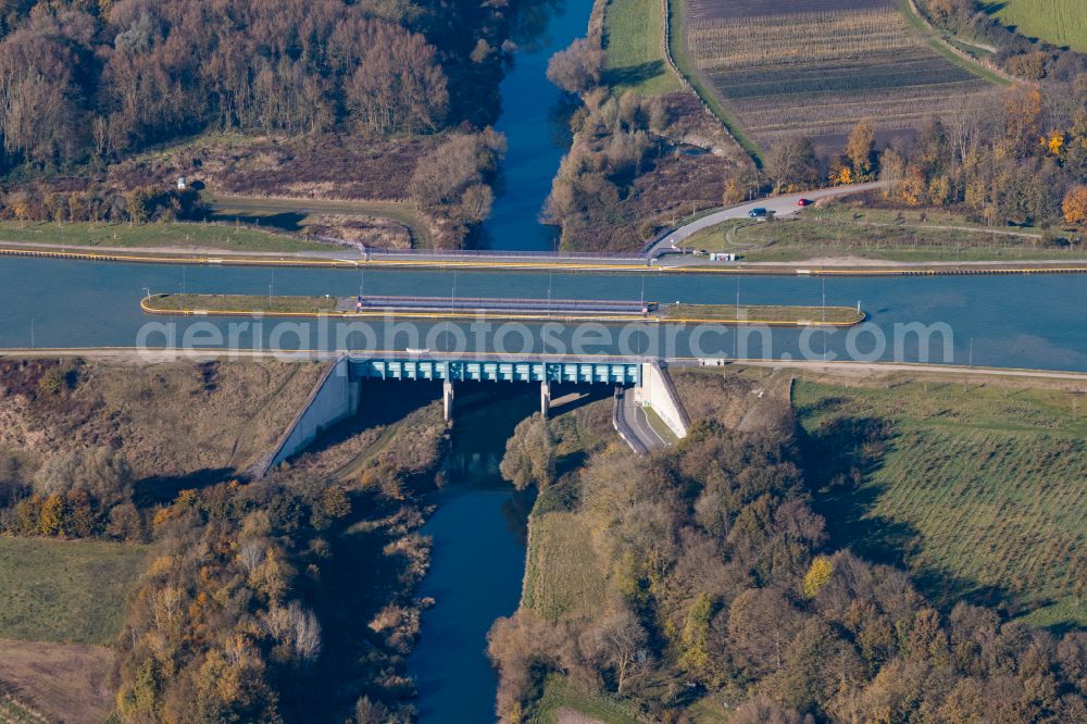 Aerial photograph Pelkum - River - Bridge structure of the Kanalbruecke Lippe Neue Fahrt of the Dortmund-Ems Canal over the Lippe in Pelkum in the federal state of North Rhine-Westphalia, Germany