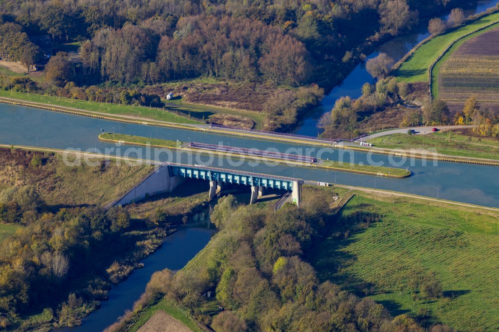 Pelkum from above - River - Bridge structure of the Kanalbruecke Lippe Neue Fahrt of the Dortmund-Ems Canal over the Lippe in Pelkum in the federal state of North Rhine-Westphalia, Germany