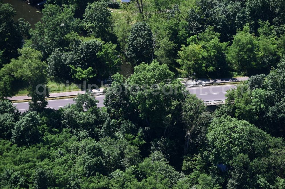 Aerial photograph Dunkelforth - River - bridge construction with federal highway B1 over the Altkanal in Dunkelforth in the state Saxony-Anhalt