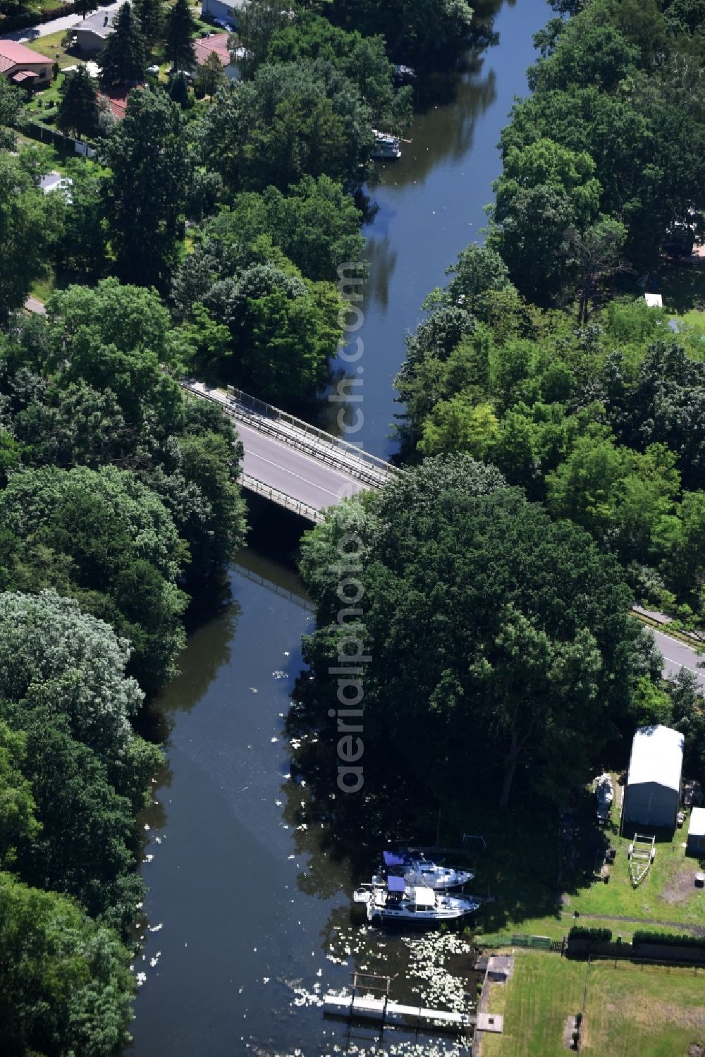 Dunkelforth from the bird's eye view: River - bridge construction with federal highway B1 over the Altkanal in Dunkelforth in the state Saxony-Anhalt