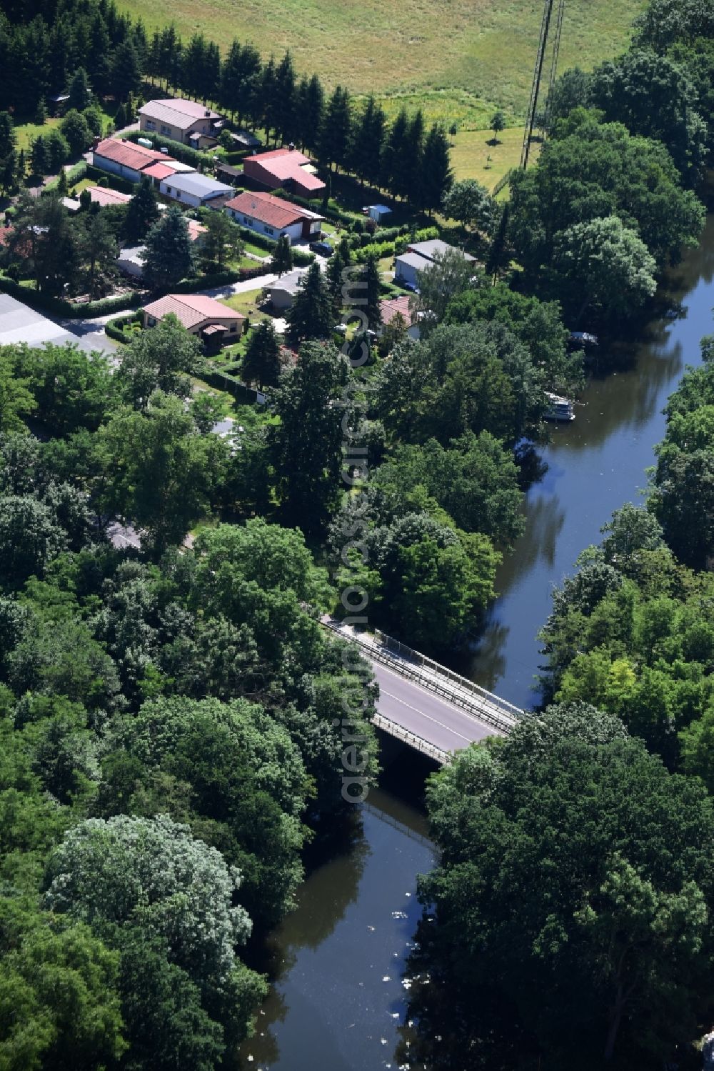 Aerial image Dunkelforth - River - bridge construction with federal highway B1 over the Altkanal in Dunkelforth in the state Saxony-Anhalt