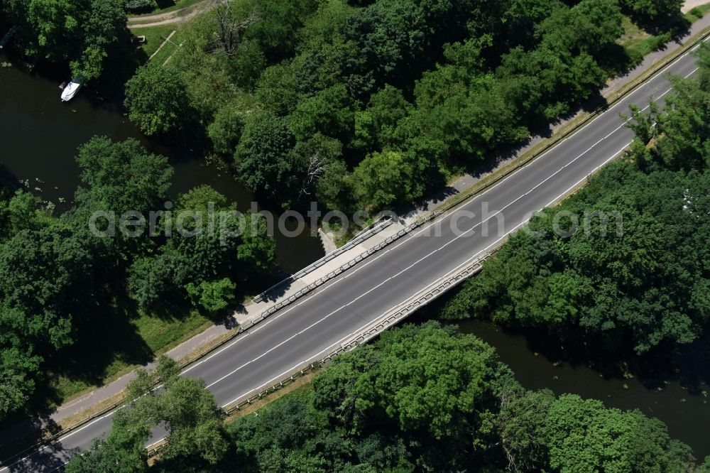 Dunkelforth from the bird's eye view: River - bridge construction over the Altkanal with the B1 federal highway in Dunkelforth in the state Saxony-Anhalt