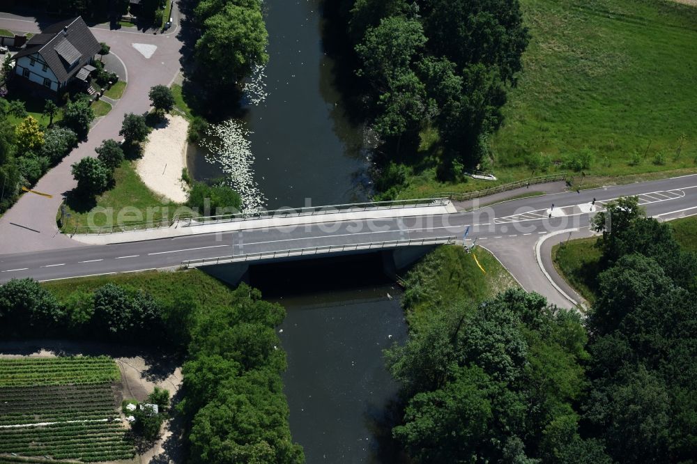 Roßdorf from the bird's eye view: River - bridge construction over the Altkanal with the Thomas Muentzer street in Rossdorf in the state Saxony-Anhalt