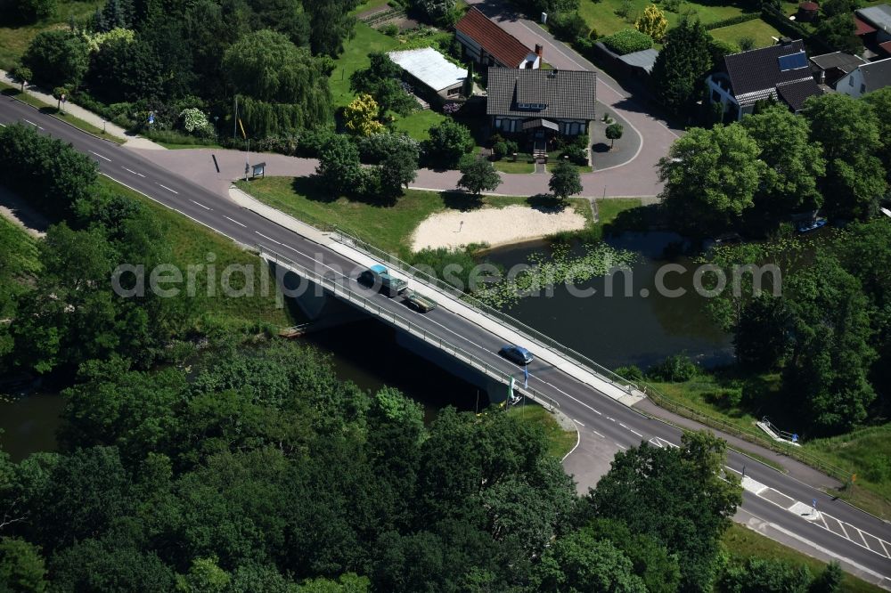 Aerial image Roßdorf - River - bridge construction over the Altkanal with the Thomas Muentzer street in Rossdorf in the state Saxony-Anhalt