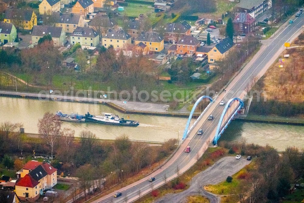 Aerial photograph Bergkamen - River - bridge construction on river shore Datteln-Hamm-Kanal in the district Ruenthe in Bergkamen in the state North Rhine-Westphalia, Germany