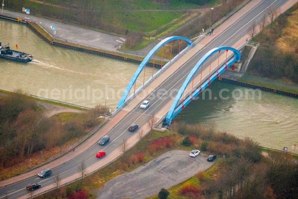 Bergkamen from above - River - bridge construction on river shore Datteln-Hamm-Kanal in the district Ruenthe in Bergkamen in the state North Rhine-Westphalia, Germany