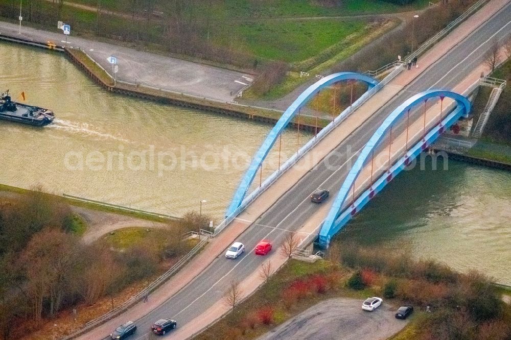 Bergkamen from the bird's eye view: River - bridge construction on river shore Datteln-Hamm-Kanal in the district Ruenthe in Bergkamen in the state North Rhine-Westphalia, Germany