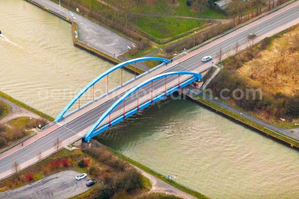 Aerial image Bergkamen - River - bridge construction on river shore Datteln-Hamm-Kanal in the district Ruenthe in Bergkamen in the state North Rhine-Westphalia, Germany