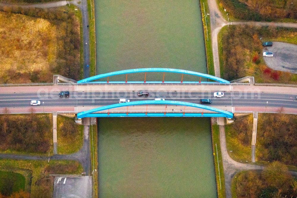 Aerial photograph Bergkamen - River - bridge construction on river shore Datteln-Hamm-Kanal in the district Ruenthe in Bergkamen in the state North Rhine-Westphalia, Germany