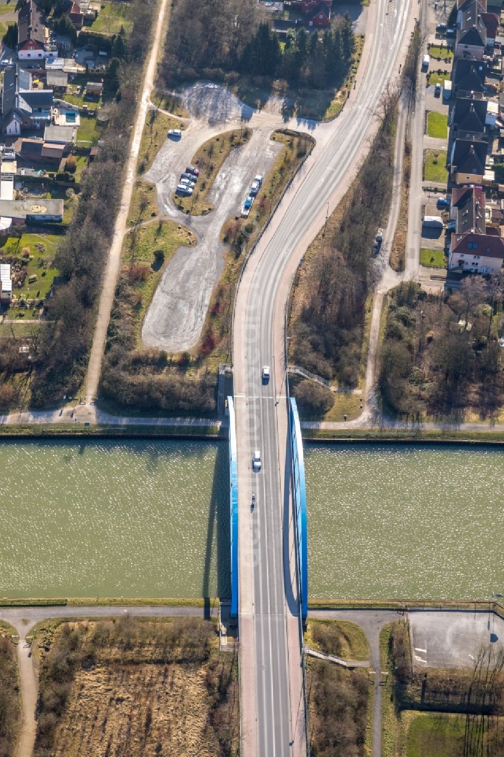 Aerial image Bergkamen - River - bridge construction on river shore Datteln-Hamm-Kanal in the district Ruenthe in Bergkamen in the state North Rhine-Westphalia, Germany