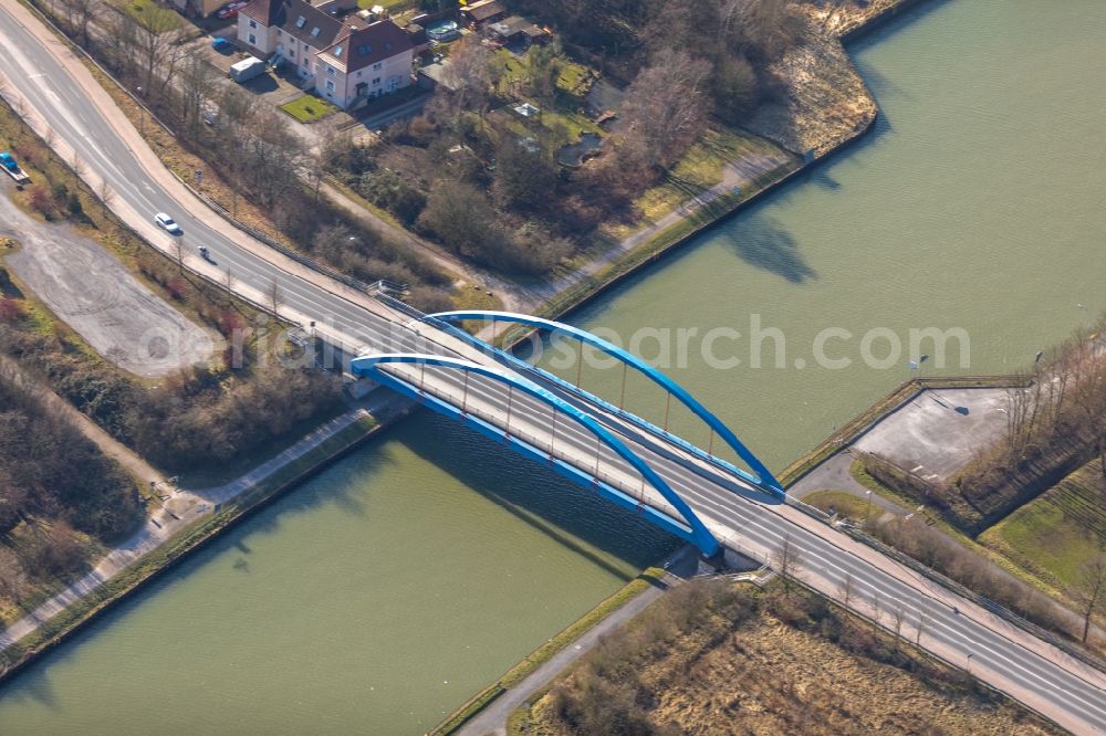 Aerial image Bergkamen - River - bridge construction on river shore Datteln-Hamm-Kanal in the district Ruenthe in Bergkamen in the state North Rhine-Westphalia, Germany