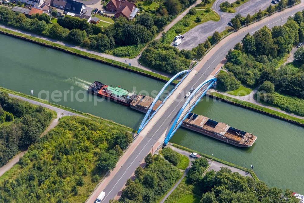 Bergkamen from the bird's eye view: River - bridge construction on river shore Datteln-Hamm-Kanal in the district Ruenthe in Bergkamen in the state North Rhine-Westphalia, Germany