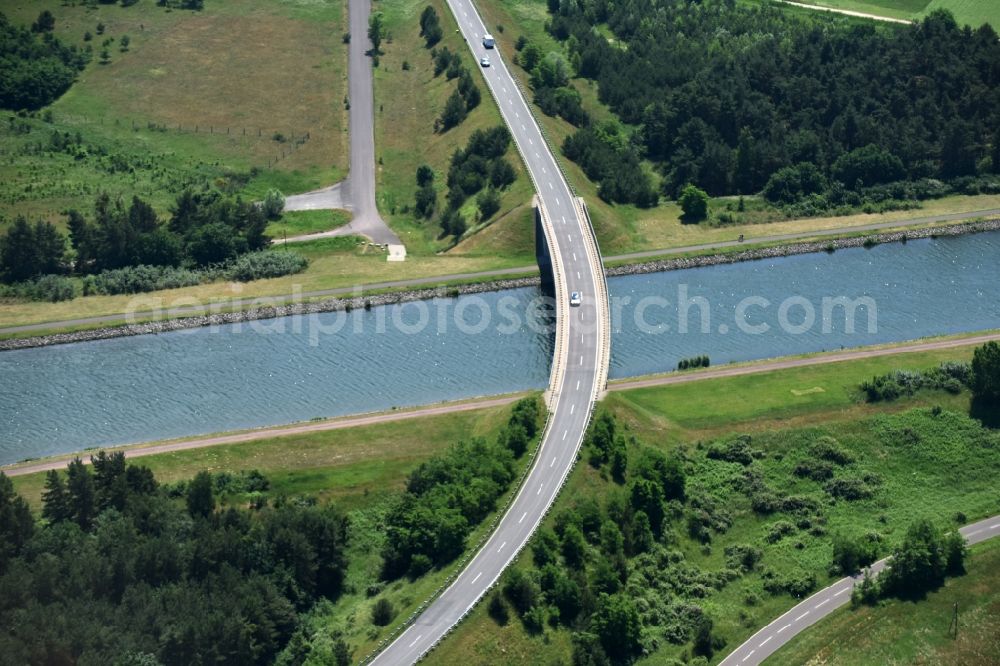 Hohenwarthe from the bird's eye view: River - bridge construction over the Elbe-Havel channel near Hohenwarthe in the state Saxony-Anhalt