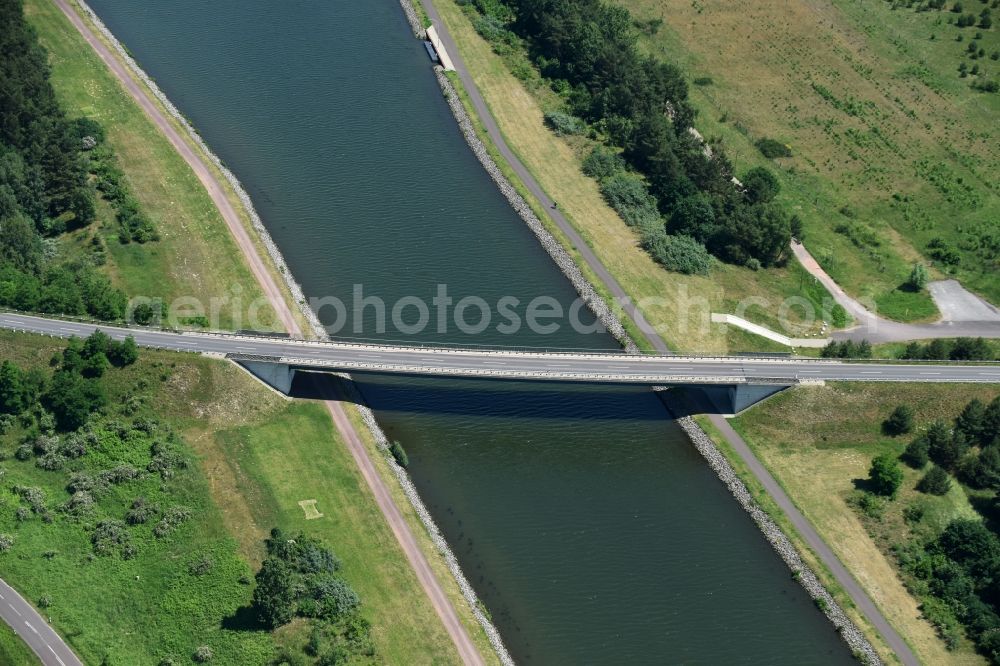 Hohenwarthe from the bird's eye view: River - bridge construction over the Elbe-Havel channel in Hohenwarthe in the state Saxony-Anhalt