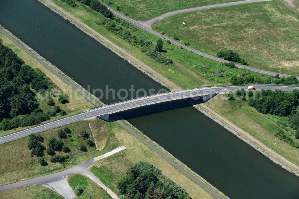 Hohenwarthe from the bird's eye view: River - bridge construction over the Elbe-Havel channel in Hohenwarthe in the state Saxony-Anhalt