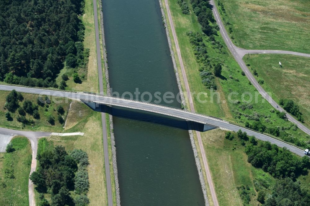 Aerial image Hohenwarthe - River - bridge construction over the Elbe-Havel channel in Hohenwarthe in the state Saxony-Anhalt