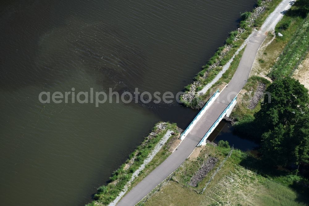 Genthin from the bird's eye view: River - bridge construction over the river Hauptvorfluter with Heinigtenweg in Genthin in the state Saxony-Anhalt