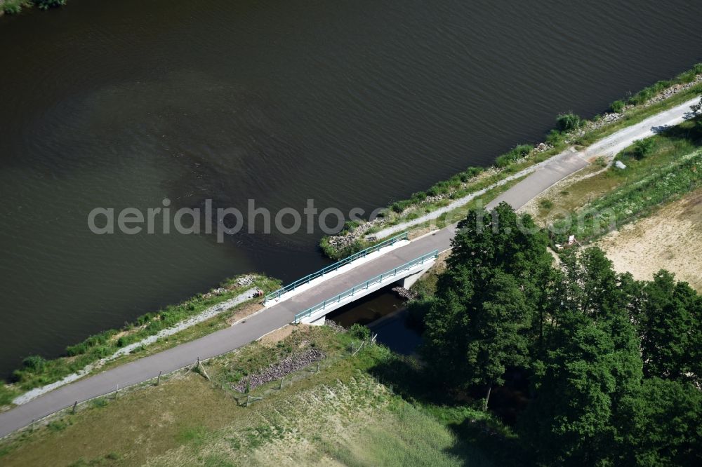 Aerial image Genthin - River - bridge construction over the river Hauptvorfluter with Heinigtenweg in Genthin in the state Saxony-Anhalt