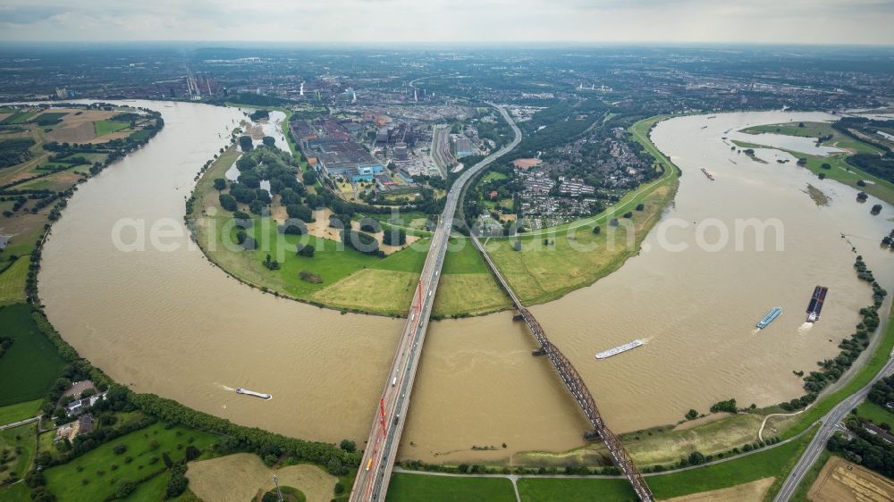 Aerial image Duisburg - River - bridge construction - A42 highway bridge and railway bridge over the Rhine in the district Baerl in Duisburg at Ruhrgebiet in North Rhine-Westphalia