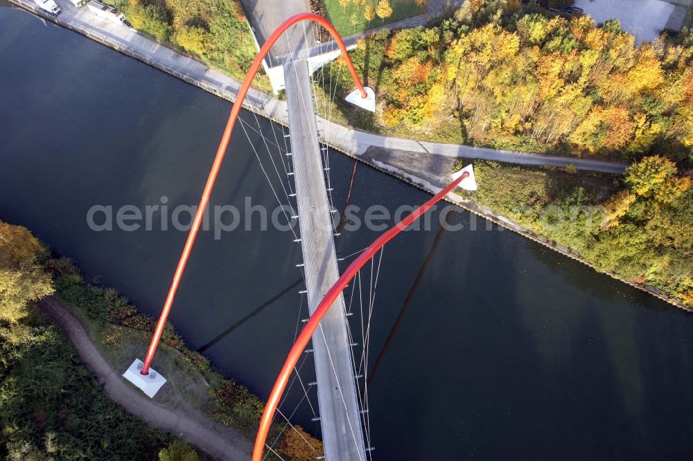 Aerial image Gelsenkirchen - River - bridge construction ueber den Rhein-Herne-Kanal in the district Horst in Gelsenkirchen in the state North Rhine-Westphalia, Germany