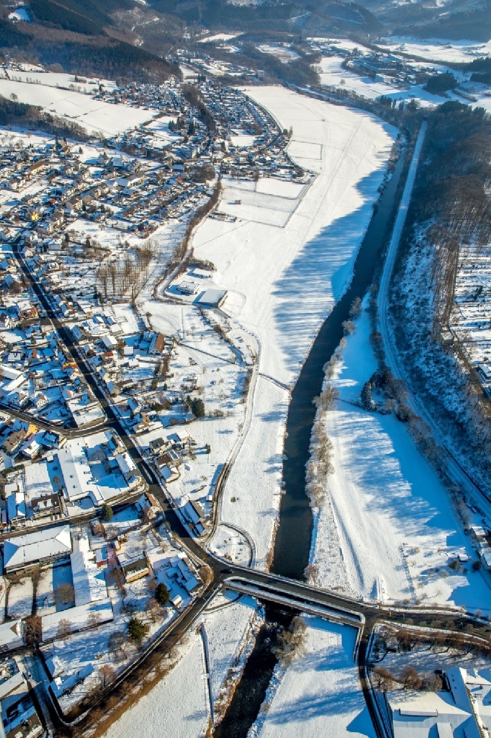 Aerial image Arnsberg - Scenery, building and the river - bridge building work over the Ruhr in the district of Oeventrop in Arnsberg in the federal state North Rhine-Westphalia