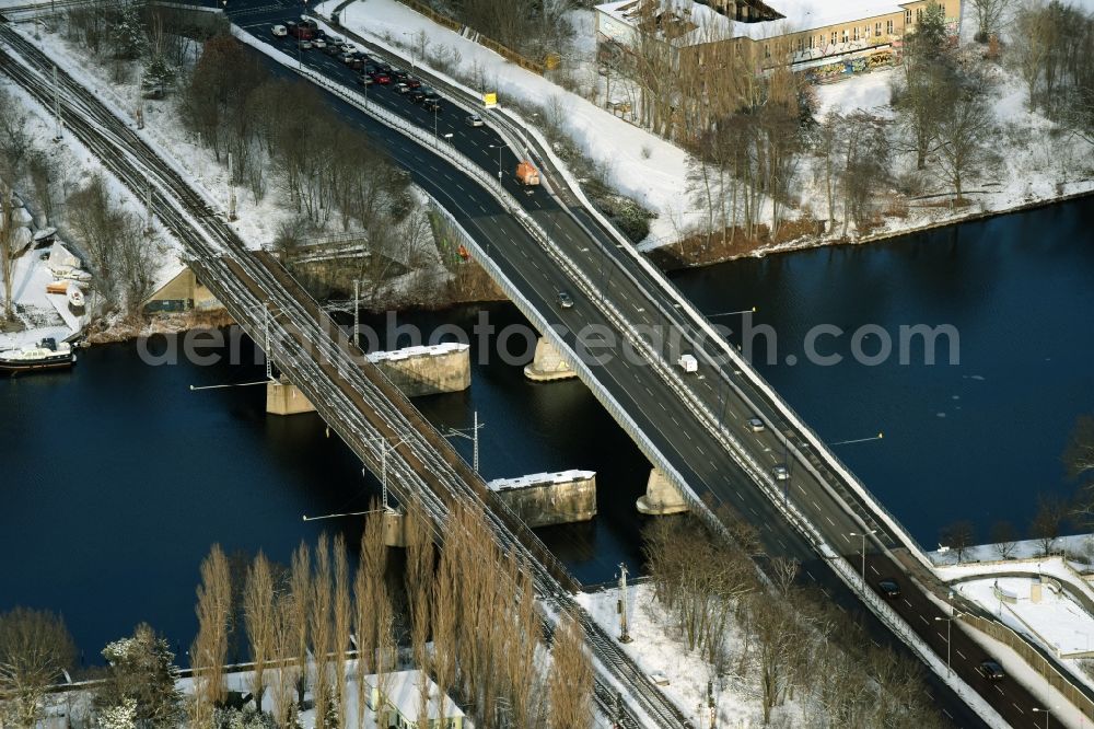 Berlin from the bird's eye view: River - bridge construction over the Spree river aloung Spindlersfelder Strasse in Berlin in Germany