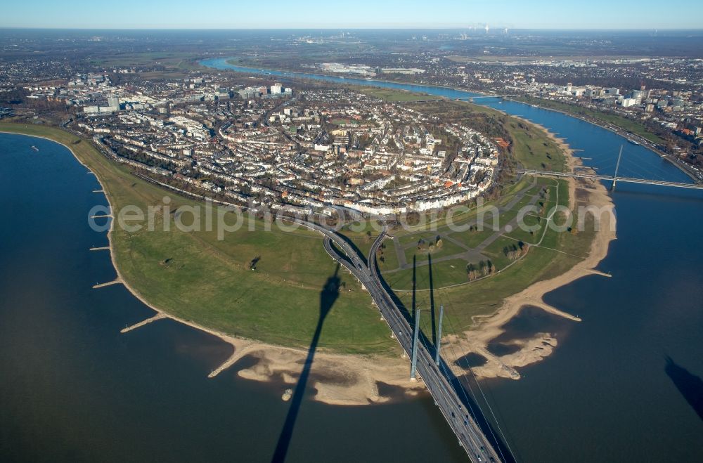 Aerial image Düsseldorf - River - bridge construction on the banks of the Rhine in the district Carlstadt in Duesseldorf in the state North Rhine-Westphalia