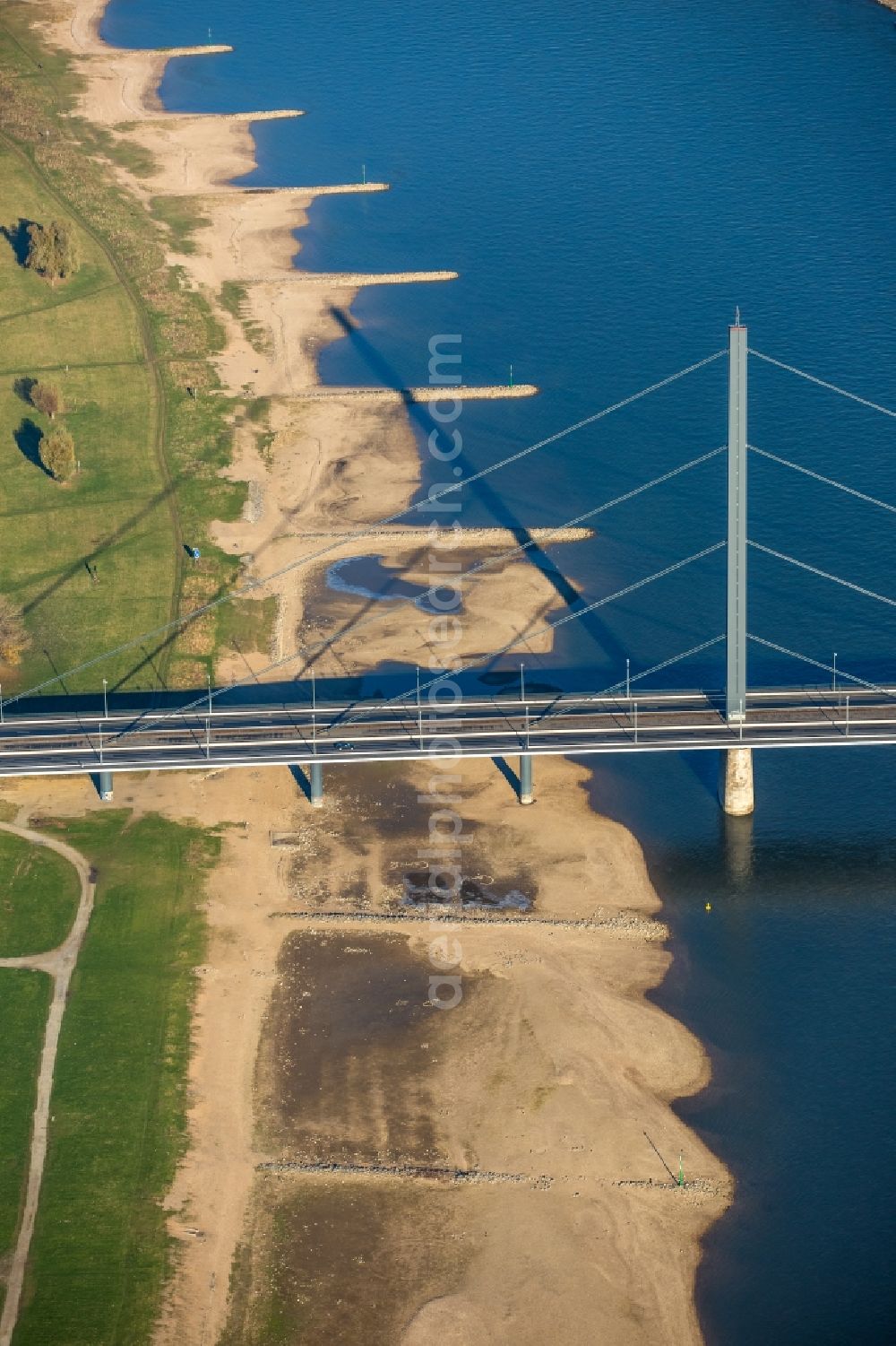 Aerial image Düsseldorf - River - bridge construction on the banks of the Rhine in the district Carlstadt in Duesseldorf in the state North Rhine-Westphalia