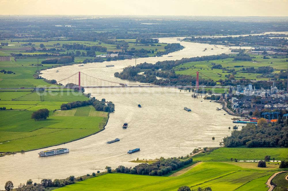 Aerial photograph Emmerich am Rhein - River - bridge construction Federal state road B220 crossing Rhine River in Emmerich am Rhein in the state North Rhine-Westphalia