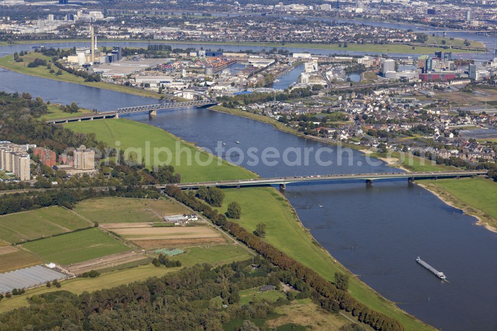 Aerial image Neuss - River - Bridge structure Josef-Kardinal-Frings-Bruecke for crossing the Rhine on the B1 road in Neuss in the federal state of North Rhine-Westphalia, Germany