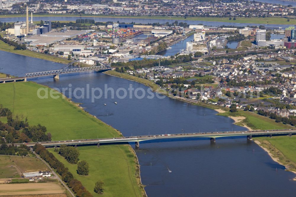 Aerial photograph Neuss - River - Bridge structure Josef-Kardinal-Frings-Bruecke for crossing the Rhine on the B1 road in Neuss in the federal state of North Rhine-Westphalia, Germany