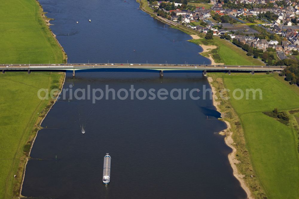 Neuss from the bird's eye view: River - Bridge structure Josef-Kardinal-Frings-Bruecke for crossing the Rhine on the B1 road in Neuss in the federal state of North Rhine-Westphalia, Germany