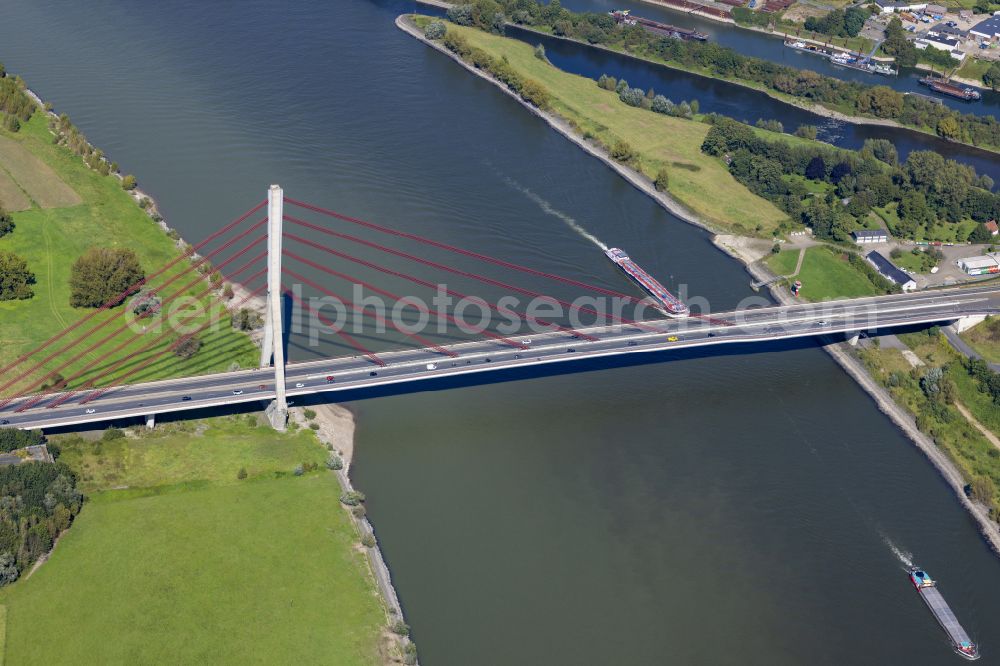 Wesel from the bird's eye view: River - bridge construction over the Rhein in Wesel in the state North Rhine-Westphalia