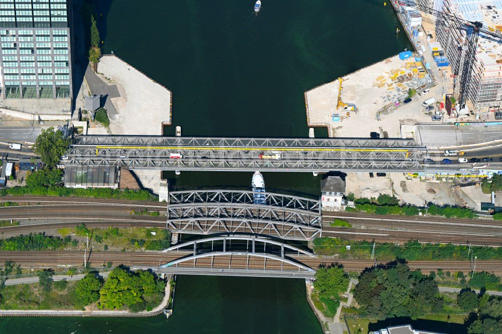 Aerial image Berlin - River - bridge construction Elsenbruecke in the district Treptow in Berlin, Germany