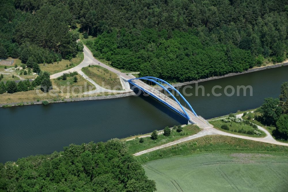 Burg from the bird's eye view: River - bridge construction Feldwegbruecke in Burg in the state Saxony-Anhalt