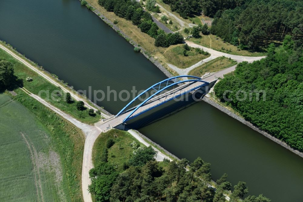 Burg from the bird's eye view: River - bridge construction Feldwegbruecke in Burg in the state Saxony-Anhalt