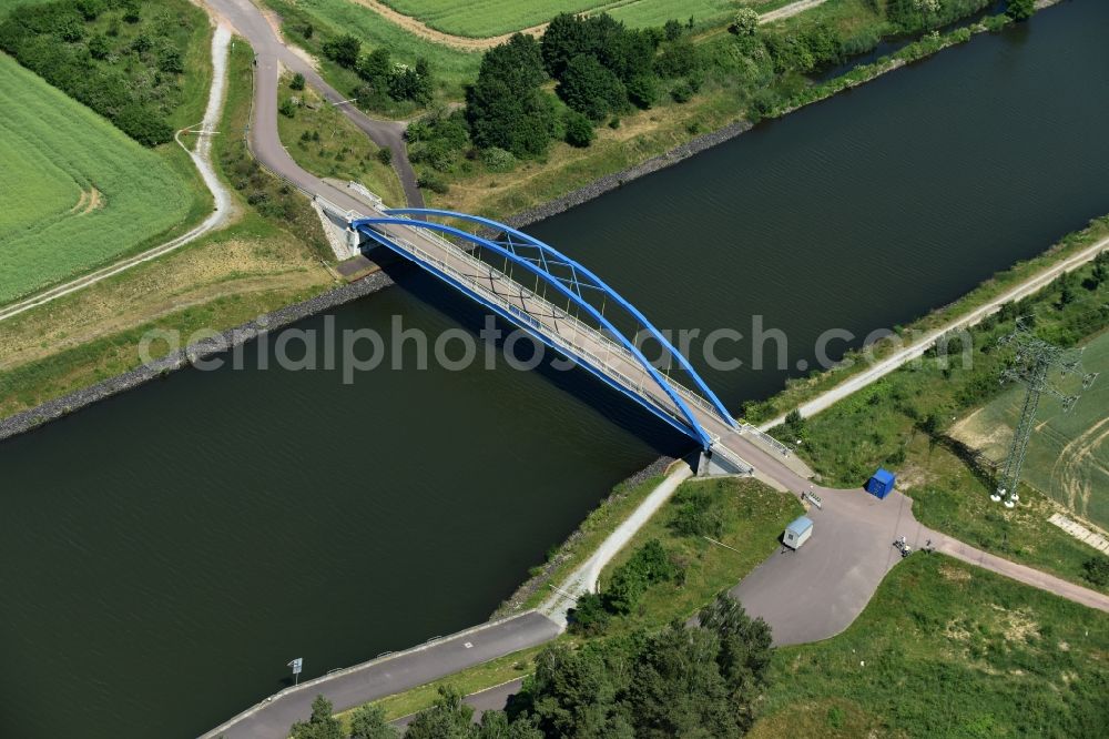 Burg from the bird's eye view: River - bridge construction Feldwegbruecke in Burg in the state Saxony-Anhalt