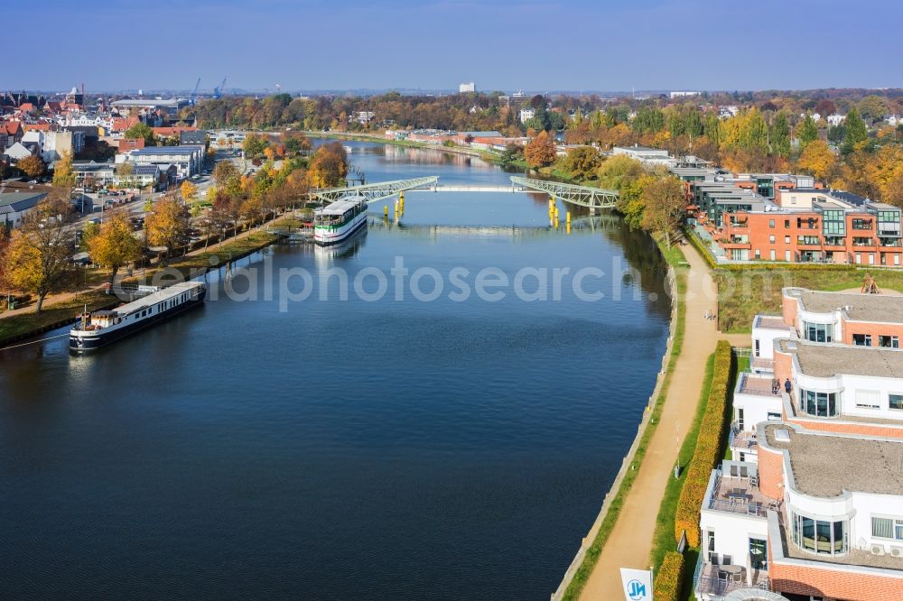 Lübeck from the bird's eye view: River - bridge construction Glitzerbruecke on Trave in Luebeck in the state Schleswig-Holstein