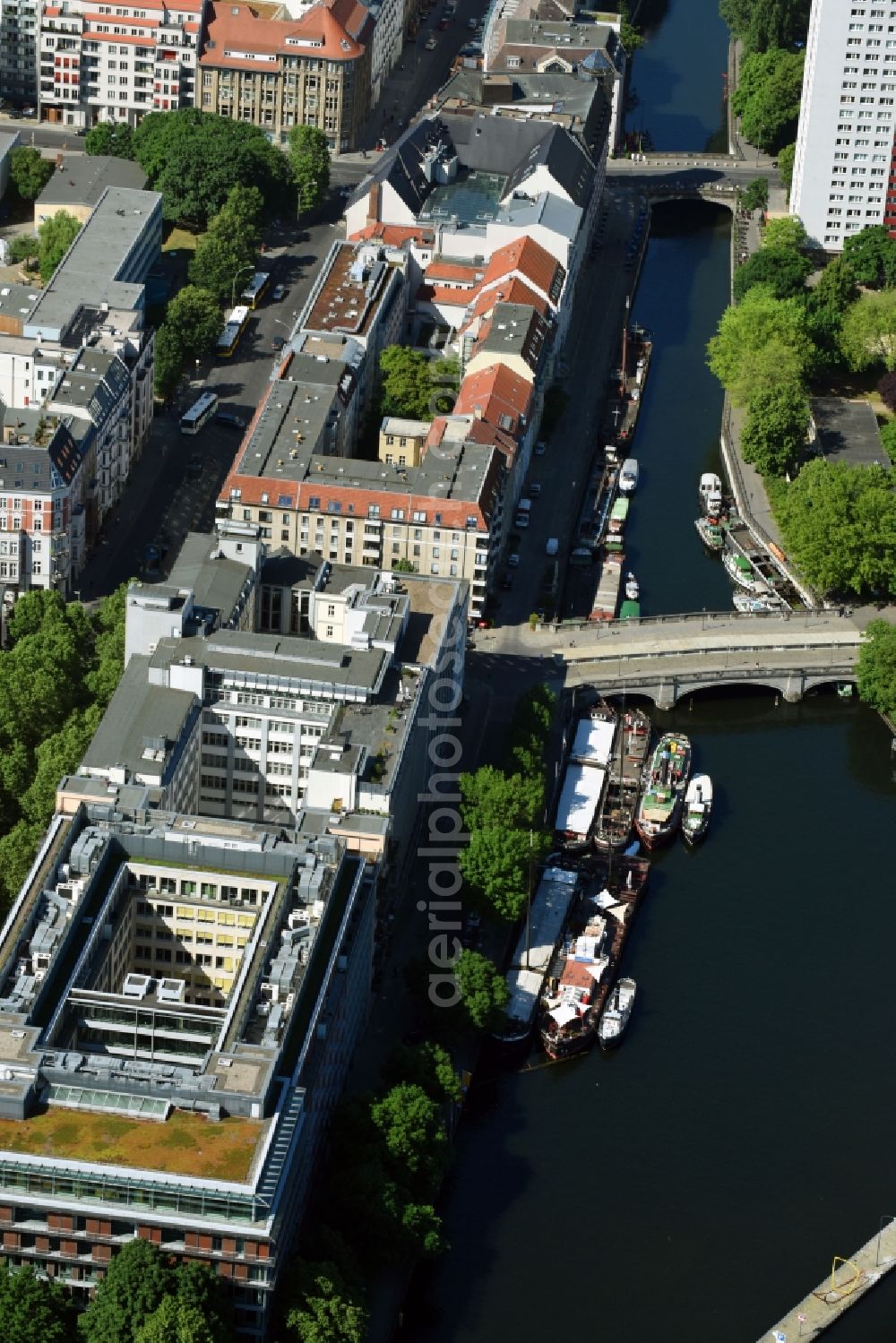 Aerial image Berlin - River - bridge construction of Inselbruecke about the Spree bei of Anlegestelle Maerkisches Ufer in Berlin, Germany