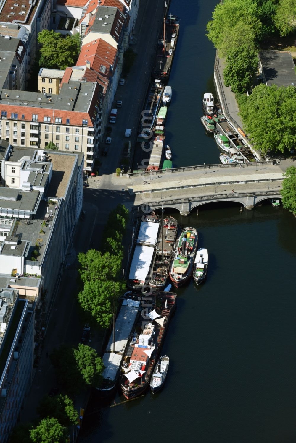 Aerial photograph Berlin - River - bridge construction of Inselbruecke about the Spree bei of Anlegestelle Maerkisches Ufer in Berlin, Germany