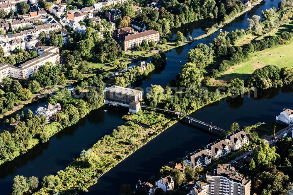 Aerial image Mülheim an der Ruhr - River - bridge construction Kassenbergbruecke crossing the ruhr river in Muelheim on the Ruhr in the state North Rhine-Westphalia