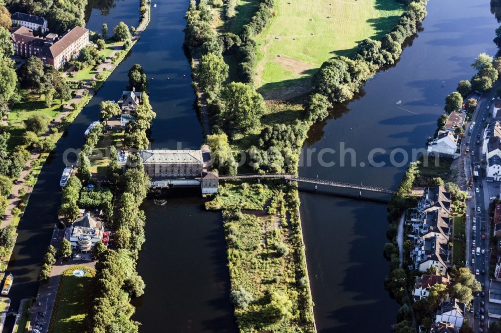 Aerial photograph Mülheim an der Ruhr - River - bridge construction Kassenbergbruecke crossing the ruhr river in Muelheim on the Ruhr in the state North Rhine-Westphalia