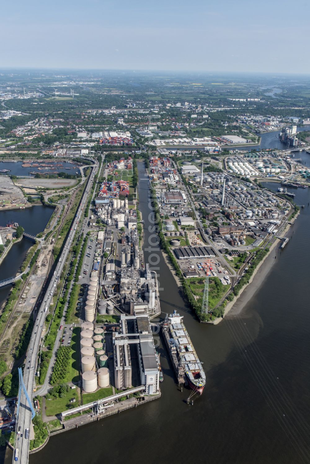 Aerial image Hamburg - River - bridge construction Koehlbrandbruecke on Koehlbrandbrueckenlauf over the port Rugenberger Hafen in the district Steinwerder in Hamburg, Germany