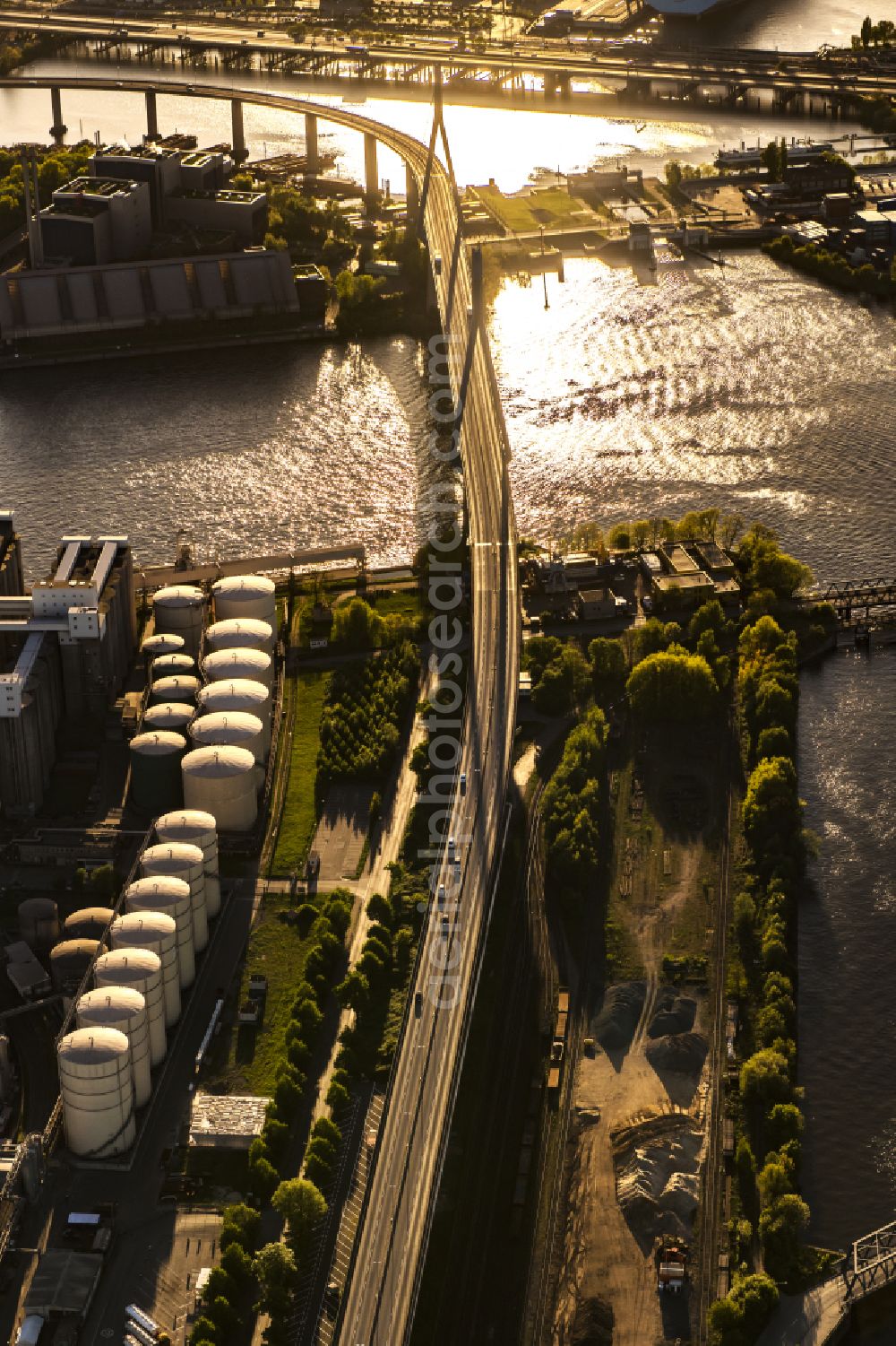 Aerial photograph Hamburg - River - bridge construction Koehlbrandbruecke on Koehlbrandbrueckenlauf over the port Rugenberger Hafen in the district Steinwerder in Hamburg, Germany